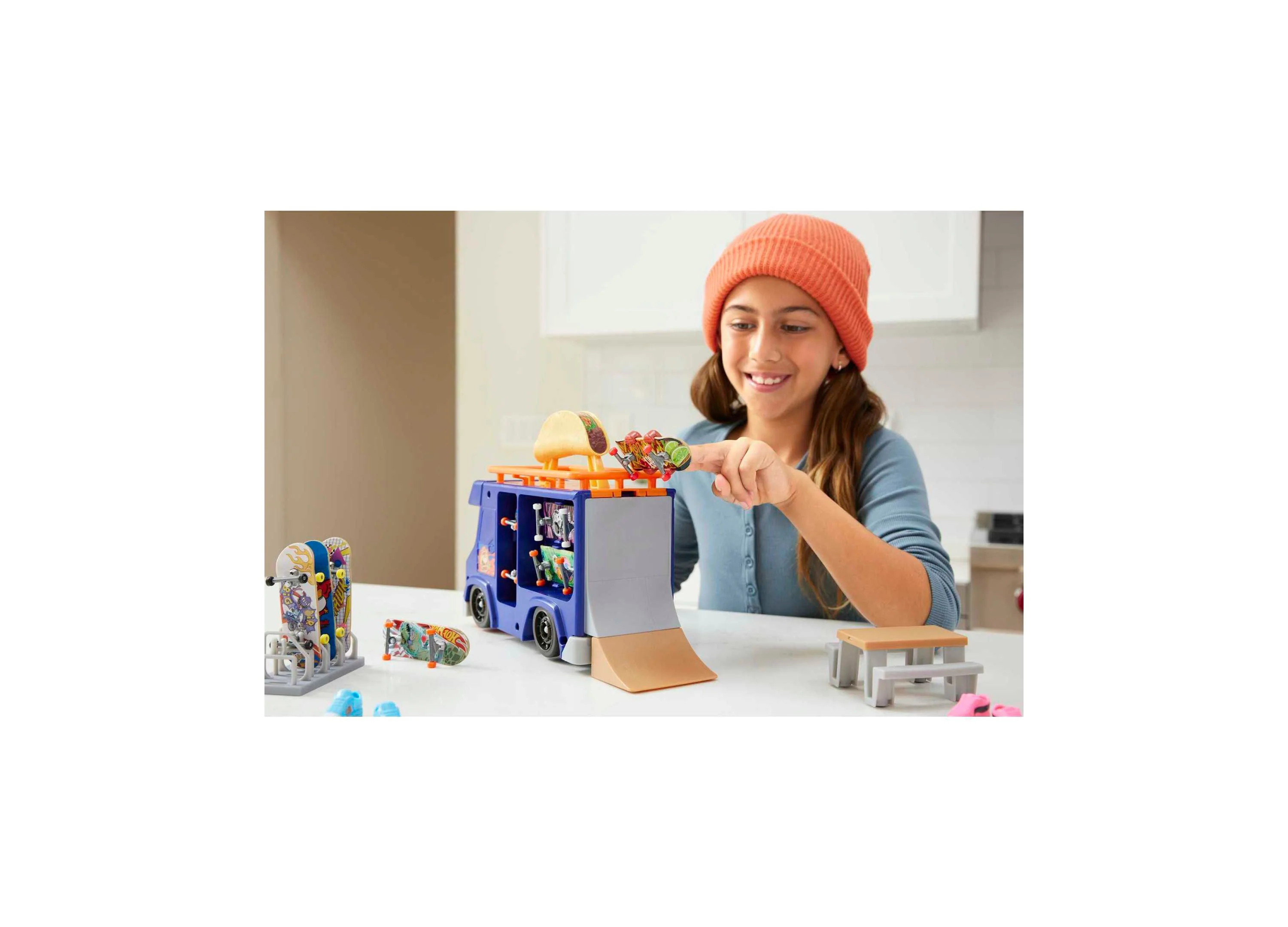 Hot Wheels Skate Taco Truck Play Case with Exclusive Fingerboard & Skate Shoes - Image 2