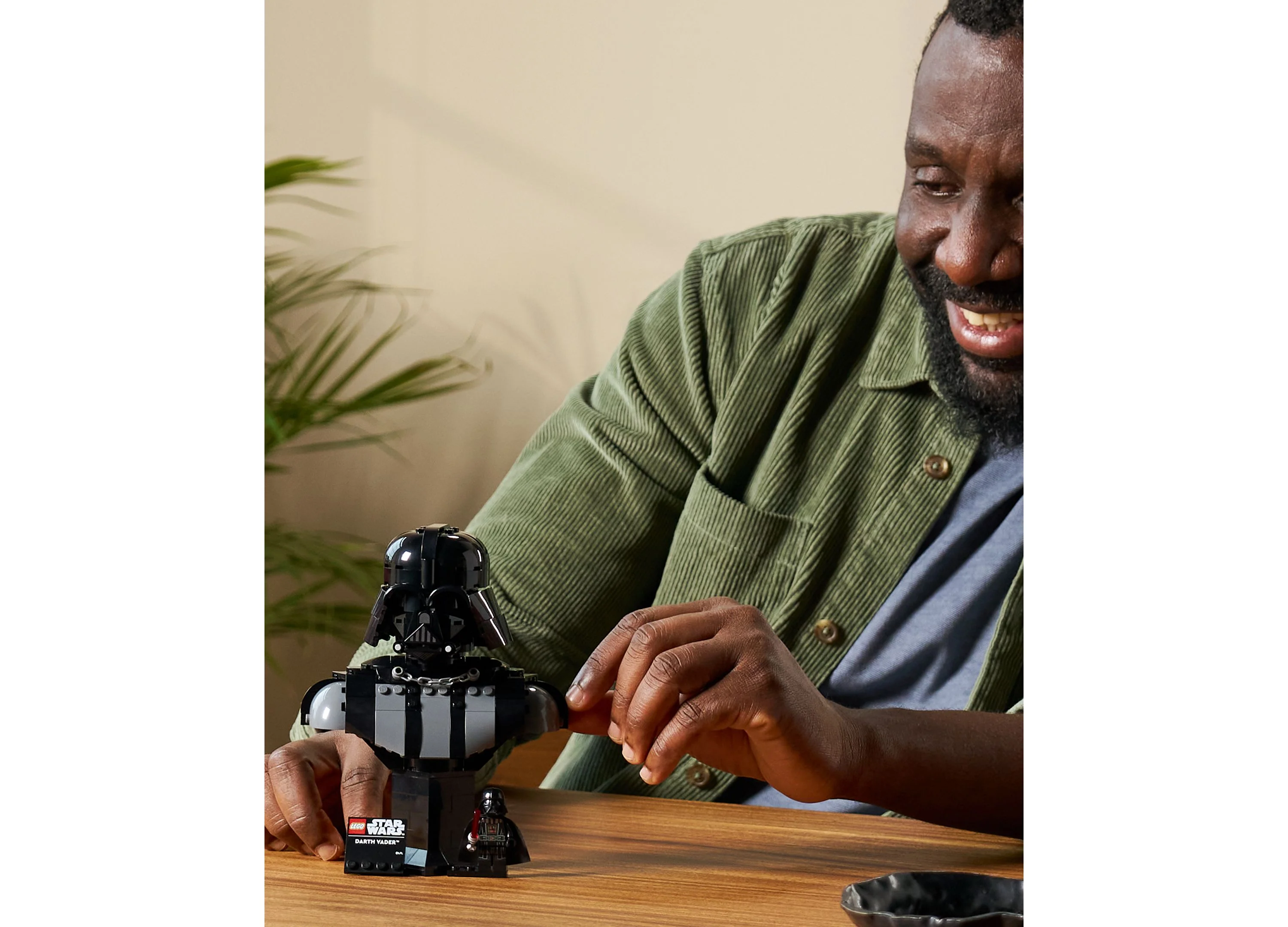 LEGO Star Wars Darth Vader Bust Building Set, 349 Pieces - Image 6