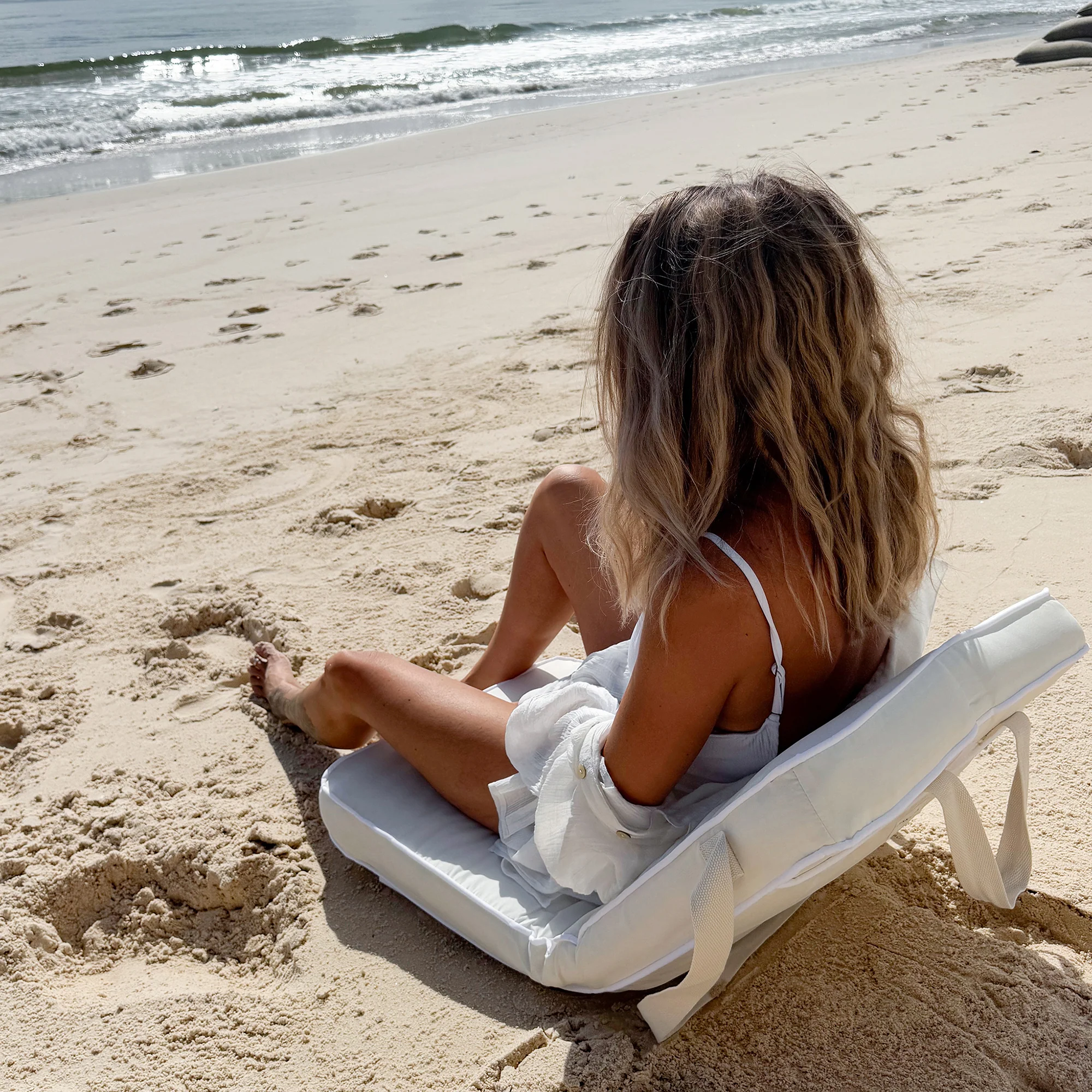 Sunnylife Casa Cream Portable Folding Chair - 6 Recline Settings, Foam Pad - Image 3